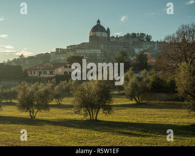 La città di Montefiascone con la Basilica di Santa Margherita, provincia di Viterbo, regione Lazio, Italia. Foto Stock