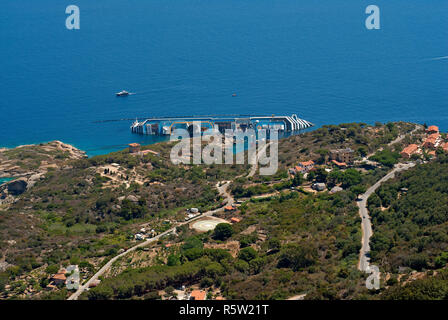 Costa dell'Isola del Giglio con relitto Costa Concordia, Grosseto, Toscana, Italia Foto Stock