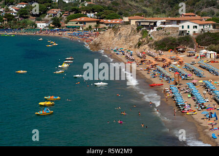 Giglio Campese spiaggia e del villaggio, l'Isola del Giglio, Grosseto, Toscana, Italia Foto Stock