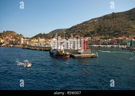 Giglio Porto villaggio ed un porto a Isola del Giglio, Grosseto, Toscana, Italia Foto Stock