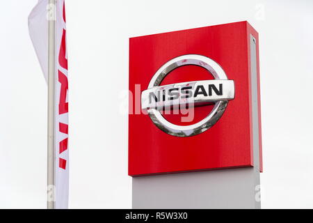 Praga, Repubblica Ceca - 2 dicembre 2018: Nissan Motor Company logo nella parte anteriore della concessionaria edificio su dicembre 2, 2018 a Praga, Repubblica Ceca. Foto Stock