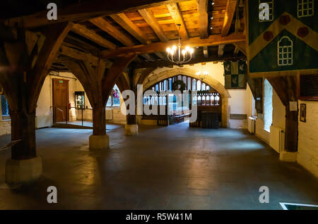 Interno del Merchant Adventurers' Hall che mostra la Undercroft al piano terra e ingresso per il coro in Piccadilly York City Centre Foto Stock