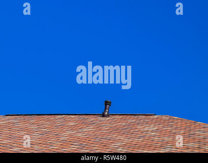 Il tetto dalla multi-colore scandole bituminose. Bitume modellato le assicelle. Ventilazione sul tetto. Foto Stock