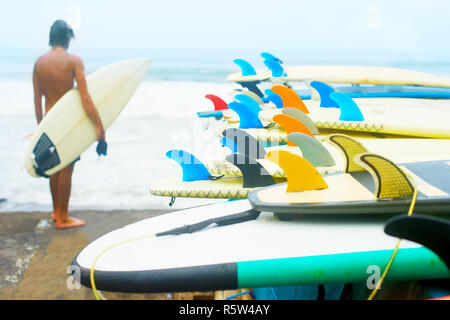 Tavole da surf surfer ocean beach. Bali Foto Stock