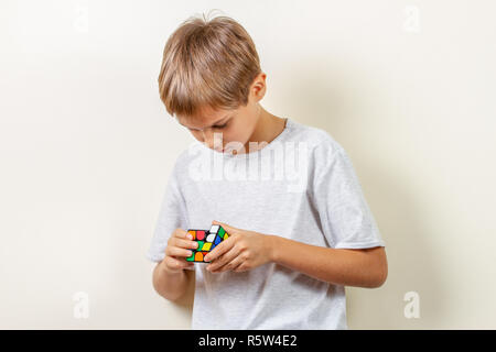 Kid giocando con GiiKER magnetico Cubo magico giocattolo educativo da Xiaomi Foto Stock