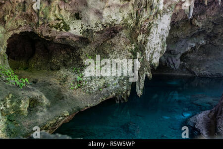 Acqua blu nella grotta Foto Stock