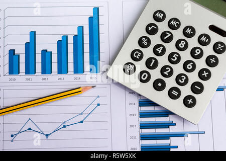 Scrivania da ufficio con grafici , istogrammi e documenti finanziari Foto Stock