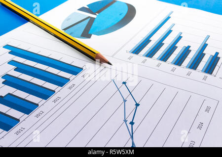 Scrivania da ufficio con grafici , istogrammi e documenti finanziari Foto Stock