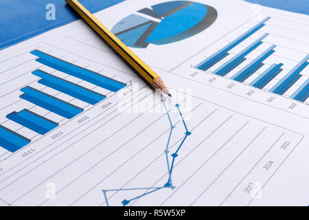 Scrivania da ufficio con grafici , istogrammi e documenti finanziari Foto Stock