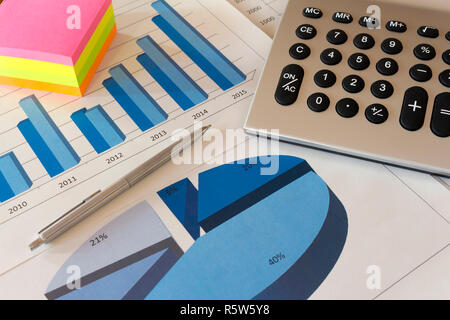 Scrivania da ufficio con grafici , istogrammi e documenti finanziari Foto Stock