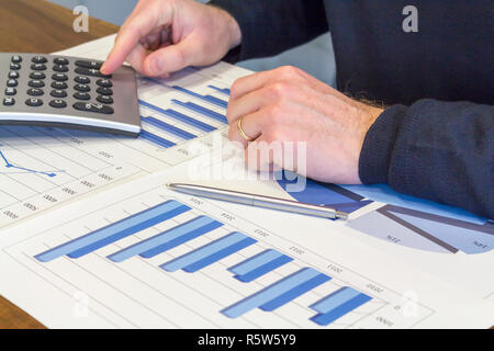 Scrivania da ufficio con grafici , istogrammi e documenti finanziari Foto Stock