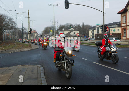 GDANSK, Polonia - 2 dicembre, 2018: parata natalizia di Santa clausole i motociclisti poco prima di Natale per le strade di Gdynia e Sopot Gdans Foto Stock