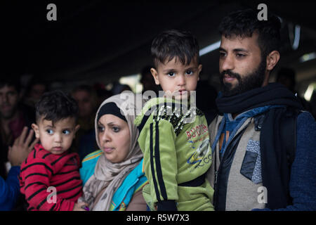 BERKASOVO, SERBIA - Ottobre 17, 2015: famiglia di profughi, l uomo e la donna, tenendo i loro figli, in attesa di attraversare la Croazia Serbia frontiera, sulla Bal Foto Stock