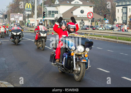 GDANSK, Polonia - 2 dicembre, 2018: parata natalizia di Santa clausole i motociclisti poco prima di Natale per le strade di Gdynia e Sopot Gdans Foto Stock