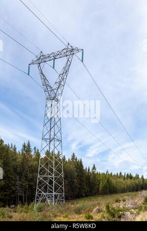 Una trasmissione di elettricità pilone è visto correre attraverso la campagna norvegese vicino Skreia Foto Stock