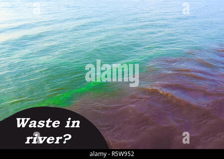 Riverscape di grandi di drenaggio della tubazione in acciaio dello sfondo. Foto Stock