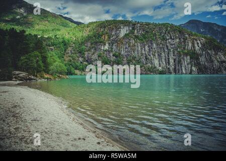 Norvegia paesaggio panoramico. Il bel lago e la formazione di rocce. Foto Stock