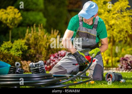 Professional sistemi giardino edificio dal giardino tecnico. Sistema di irrigazione automatica. Foto Stock