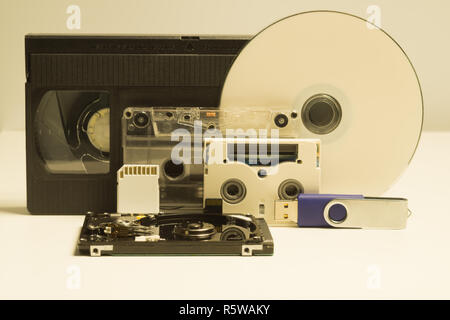 I vari tipi di supporto compact disc. La scheda di memoria. nastro video. digital video e cassette audio Foto Stock