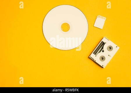 Compact disc e la scheda di memoria. cassette video digitali. spazio copia Foto Stock