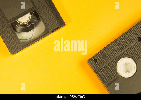 VHS video cassette a nastro isolato su sfondo giallo Foto Stock