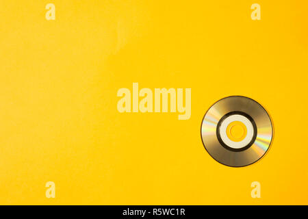 Mini compact disc su sfondo giallo Foto Stock