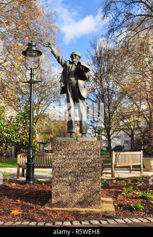 Statua di Fenner Brockway, Red Lion Square Gardens, Holborn, Londra, Inghilterra, Regno Unito Foto Stock