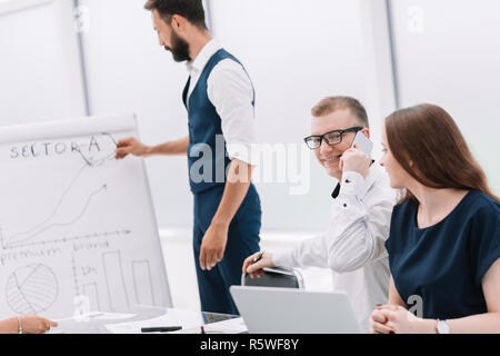Il team Aziende a discutere idee per presentazioni aziendali Foto Stock