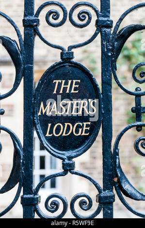 Un cartello sulla porta d'ingresso al Master's Lodge, Jesus College di Cambridge. Foto Stock