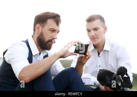 Close up. l uomo moderno tenendo selfies all'aperto Foto Stock