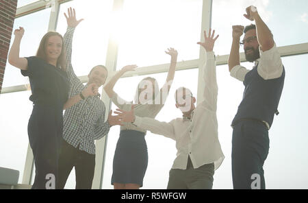 In piena crescita.happy business team in piedi in ufficio Foto Stock