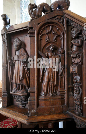 Il vescovo con mitra, COPE, libro e personale, St Barabara tenendo i suoi attributi di Palm e la torre. Chiesa Bishopstone, Wiltshire. Foto Stock