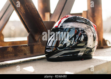 Moderno motociclo casco urbano su sfondo lucido Foto Stock