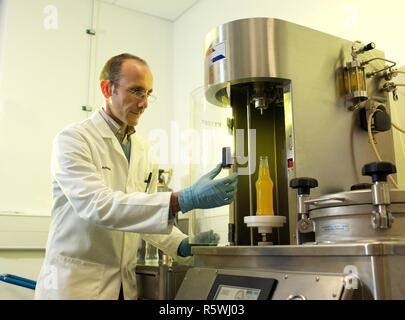 Lab Tecnico carbonati un arancione bevanda frizzante Foto Stock