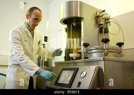 Lab Tecnico carbonati un arancione bevanda frizzante Foto Stock