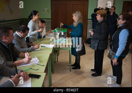 Colata di persone i propri voti ad un seggio elettorale durante le elezioni regionali in Andalusia. Il voto in Andalusia, segnato dal boom del radicale spagnola ala destra parte VOX e il suo possibile ingresso in Andalusia europeo in conformità con i più recenti sondaggi, supponiamo che il primo test che determineranno il futuro corso della politica spagnola per le elezioni generali in Spagna. Foto Stock