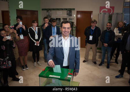 Andalusia popolare di leader di partito e candidato a guidare il governo dell'Andalusia, Juan Manuel Moreno Bonilla, getta il suo voto ad un seggio elettorale durante le elezioni regionali in Andalusia. Il voto in Andalusia, segnato dal boom del radicale spagnola ala destra parte VOX e il suo possibile ingresso in Andalusia europeo in conformità con i più recenti sondaggi, supponiamo che il primo test che determineranno il futuro corso della politica spagnola per le elezioni generali in Spagna. Foto Stock