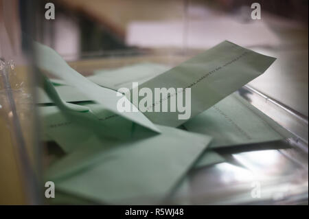 Scrutini sono visti all'interno di un'urna ad un seggio elettorale durante le elezioni regionali in Andalusia. Il voto in Andalusia, segnato dal boom del radicale spagnola ala destra parte VOX e il suo possibile ingresso in Andalusia europeo in conformità con i più recenti sondaggi, supponiamo che il primo test che determineranno il futuro corso della politica spagnola per le elezioni generali in Spagna. Foto Stock