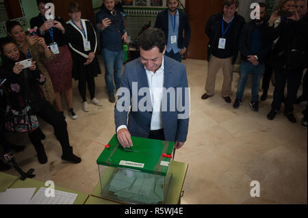 Andalusia popolare di leader di partito e candidato a guidare il governo dell'Andalusia, Juan Manuel Moreno Bonilla, getta il suo voto ad un seggio elettorale durante le elezioni regionali in Andalusia. Il voto in Andalusia, segnato dal boom del radicale spagnola ala destra parte VOX e il suo possibile ingresso in Andalusia europeo in conformità con i più recenti sondaggi, supponiamo che il primo test che determineranno il futuro corso della politica spagnola per le elezioni generali in Spagna. Foto Stock