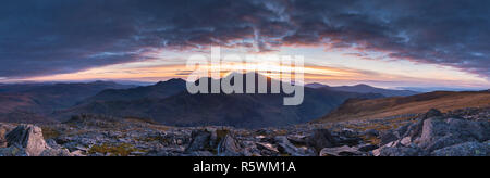 La figura nelle montagne di Snowdonia, con snowdon in background Foto Stock