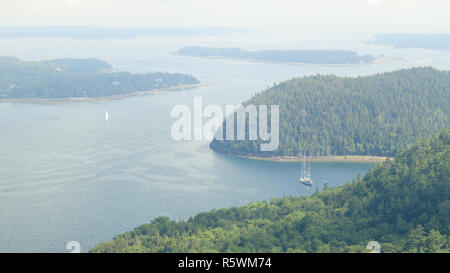 Splendide vedute del porto di lontane e le barche a vela dalla cima di una montagna nel Parco Nazionale di Acadia, Maine Foto Stock
