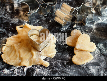 Close up di cookie cutter in un impasto Foto Stock