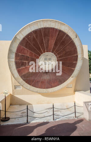 Narivalaya Yantra meridiana al complesso di strumenti astronomici Jantar Mantar, Jaipur, Rajasthan, India Foto Stock