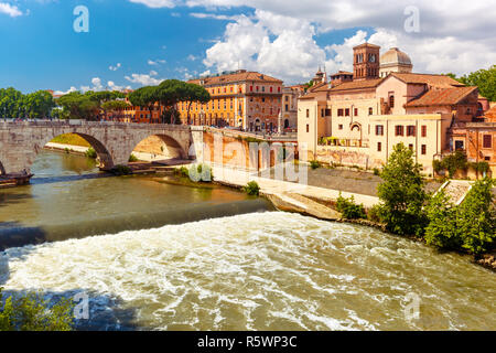 Isola Tiberina in giornata soleggiata, Roma, Italia Foto Stock