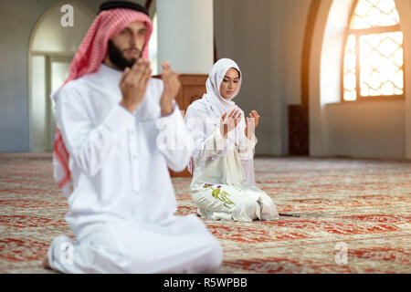Preghiera musulmana l uomo e la donna in moschea Foto Stock