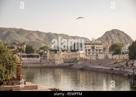 Pushkar Lago e i suoi Ghats, Rajasthan, India Foto Stock