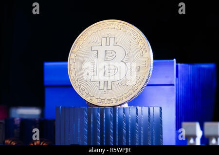 Foto di moneta virtuale, bitcoin e processore Foto Stock