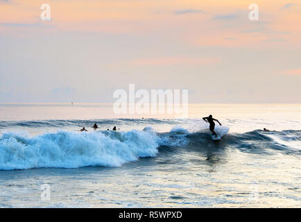 Surfer a cavallo di un onda. Bali Foto Stock