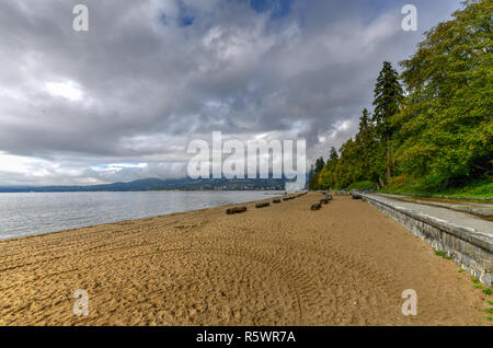 Terza Spiaggia lungo Stanley Park a Vancouver in Canada. Vista della North Shore. Foto Stock