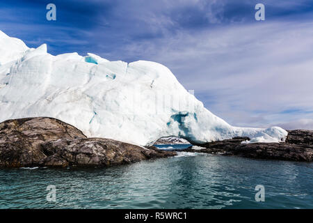 Monacobreen, Monaco Glacier, sul lato nord-est dell'isola di Spitsbergen, Svalbard, Norvegia. Foto Stock